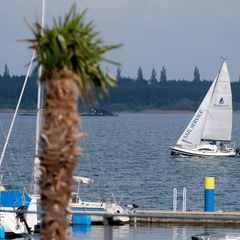 Der Goitzschesee bei Bitterfeld-Wolfen ist heute ein beliebtes Ziel für Badegäste und Wassersportler. (Archivbild) Foto: Sebasti
