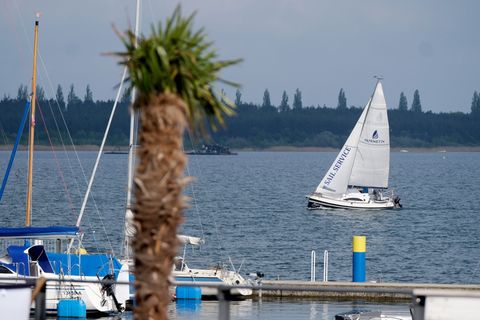 Der Goitzschesee bei Bitterfeld-Wolfen ist heute ein beliebtes Ziel für Badegäste und Wassersportler. (Archivbild) Foto: Sebasti
