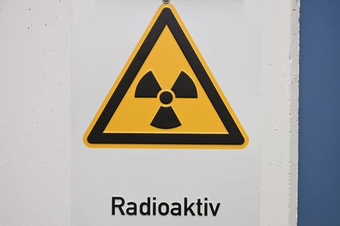 Ein Schild mit der Aufschrift "radioaktiv" hängt im Labor im Bundesamt für Strahlenschutz . Foto: Malin Wunderlich/dpa