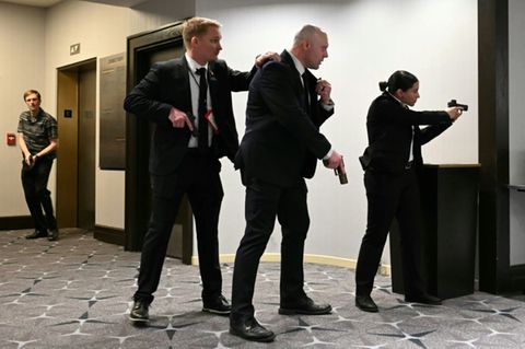 Bewaffnete Beamte am Ort des Geschehens
