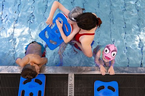 Für viele Anfängerschwimmkurse gibt es lange Wartelisten. (Symbolfoto) Foto: Sven Hoppe/dpa