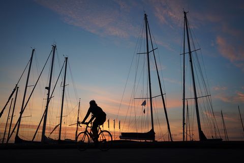 Radfahrerinnen und Radfahrer kommen im Norden auf zahlreichen Strecken auf ihre Kosten. (Symbolbild) Foto: Marcus Brandt/dpa