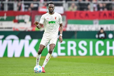 Augsburgs Chrislain Matsima ist Papa geworden. (Archivbild) Foto: Harry Langer/dpa