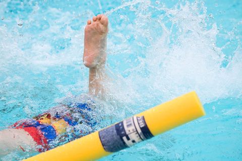 Die ersten Schwimmzüge fallen vielen Kindern schwer. (Symbolbild) Foto: Julian Stratenschulte/dpa