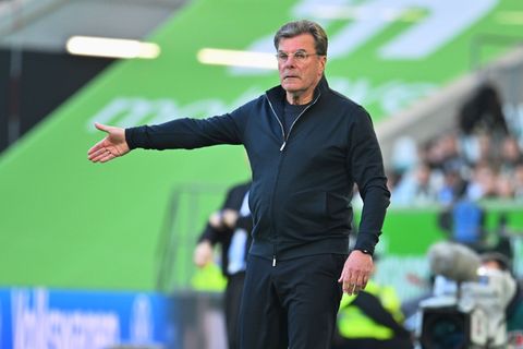 Wolfsburgs Trainer Dieter Hecking rechnet mit einem Dreikampf um den Klassenerhalt. Foto: Swen Pförtner/dpa