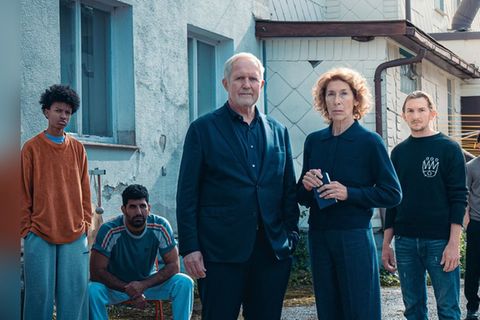 "Tatort: Gegen die Zeit": Moritz Eisner (l.) und Bibi Fellner Adele Neuhauser ermitteln in der Wohngemeinschaft "Sonnenhof".