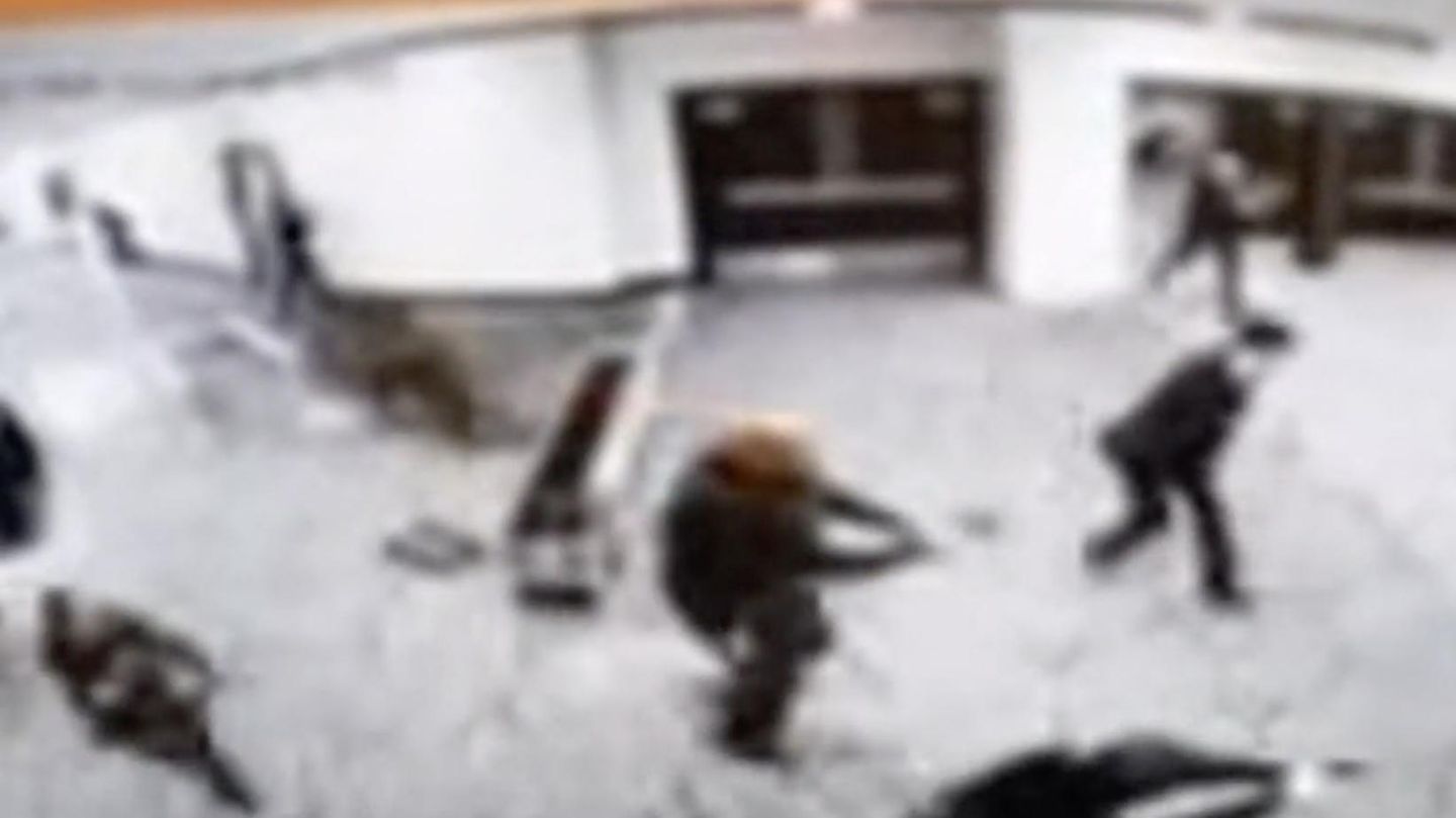 Überwachungsvideo: Hier läuft der Angreifer durch die Sicherheitsschleuse