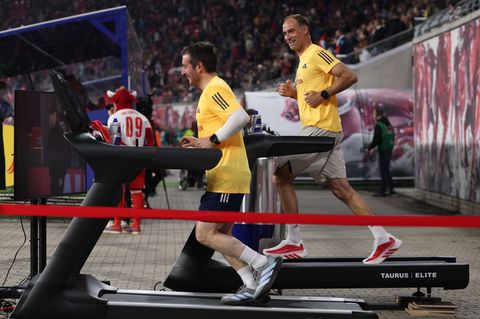 RB-Aufsichtsratschef Oliver Mintzlaff (r) läuft während des Spiels für einen guten Zweck. Foto: Jan Woitas/dpa