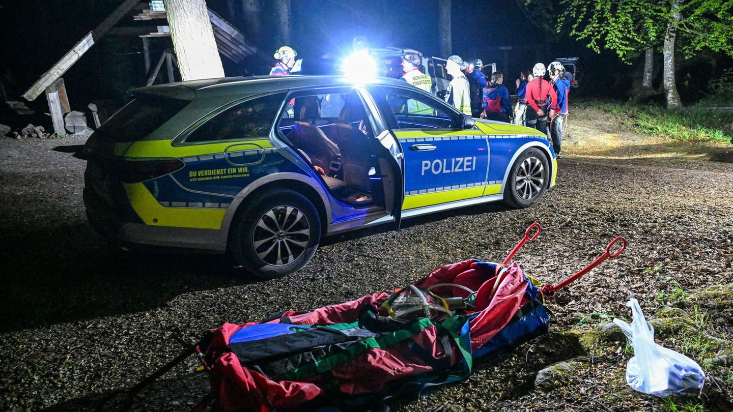 Bergwacht und Polizei sind im Einsatz. Foto: Jason Tschepljakow/dpa