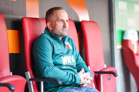 Manuel Baum lässt seine Zukunft in Augsburg weiter offen. Foto: Daniel Löb/dpa