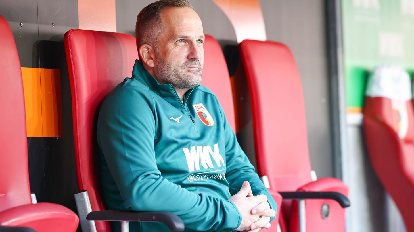 Manuel Baum lässt seine Zukunft in Augsburg weiter offen. Foto: Daniel Löb/dpa