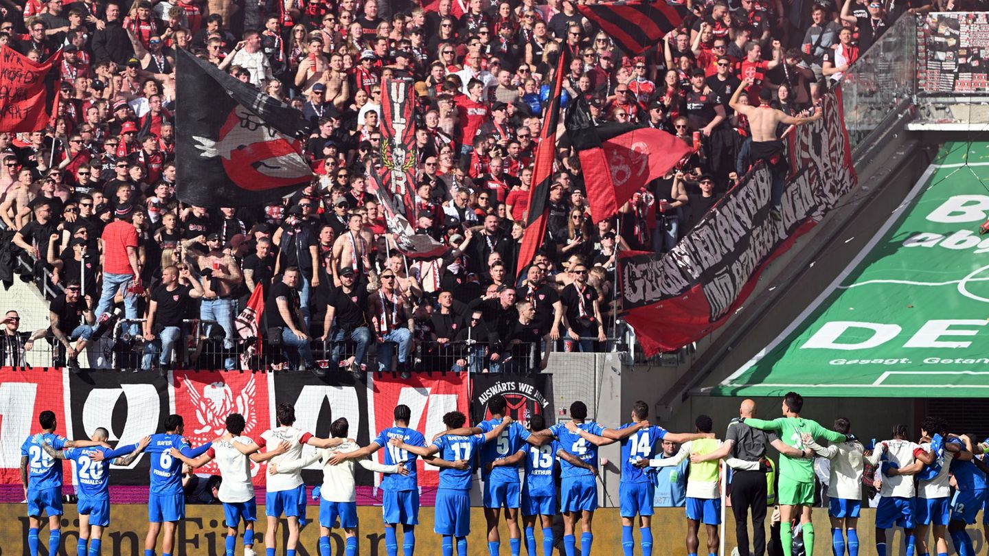 Die Bayer-Spieler feiert mit den Fans den Sieg im Derby gegen Köln. Foto: Federico Gambarini/dpa