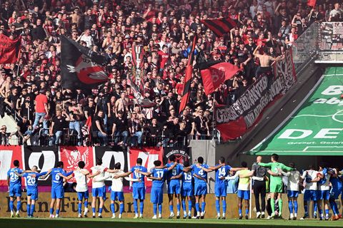 Die Bayer-Spieler feiert mit den Fans den Sieg im Derby gegen Köln. Foto: Federico Gambarini/dpa