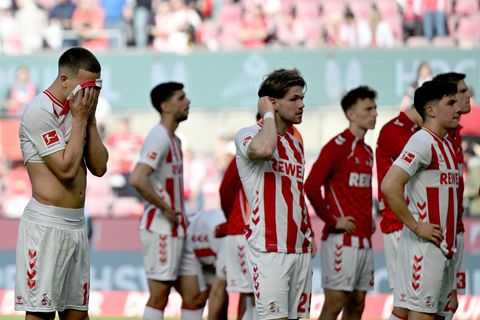 Enttäuschte Kölner nach der 1:2-Niederlage gegen Bayer Leverkusen. Foto: Federico Gambarini/dpa