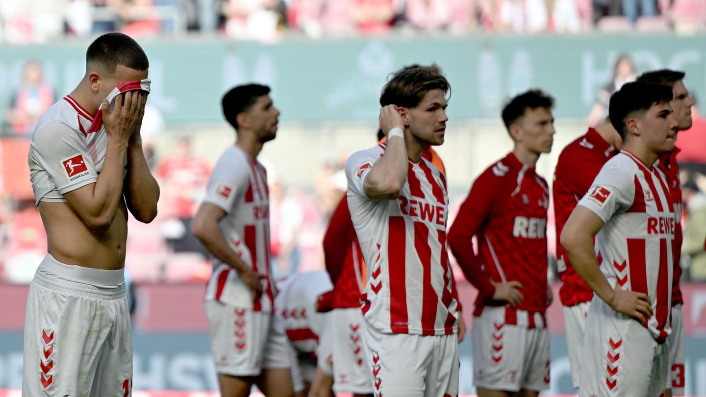 Enttäuschte Kölner nach der 1:2-Niederlage gegen Bayer Leverkusen. Foto: Federico Gambarini/dpa