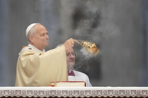 Vatikanstadt, Vatikan. Anlässlich des Weltgebetstags weiht Papst Leo XIV. im Petersdom zehn Diakone zu neuen Priestern. Dies ist Teil der regelmäßigen Priesterweihen, die der Papst als Bischof von Rom vornimmt. Der Papst rief die angehenden Priester dazu auf, „die Schwelle [der Kirche] frei zu halten und darauf hinzuweisen, ohne dass es vieler Worte bedarf“.