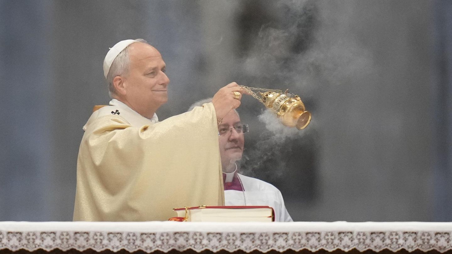 Vatikanstadt, Vatikan. Anlässlich des Weltgebetstags weiht Papst Leo XIV. im Petersdom zehn Diakone zu neuen Priestern. Dies ist Teil der regelmäßigen Priesterweihen, die der Papst als Bischof von Rom vornimmt. Der Papst rief die angehenden Priester dazu auf, „die Schwelle [der Kirche] frei zu halten und darauf hinzuweisen, ohne dass es vieler Worte bedarf“.