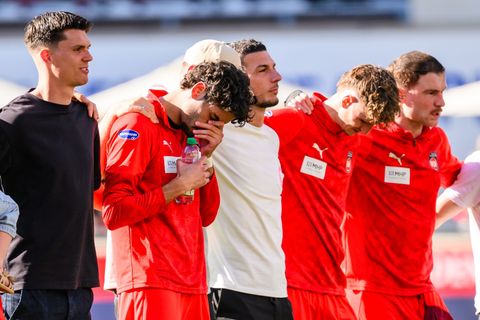 Emotionale Szene: Eren Dinkci wurde mit Sprechchören gefeiert. Foto: Tom Weller/dpa