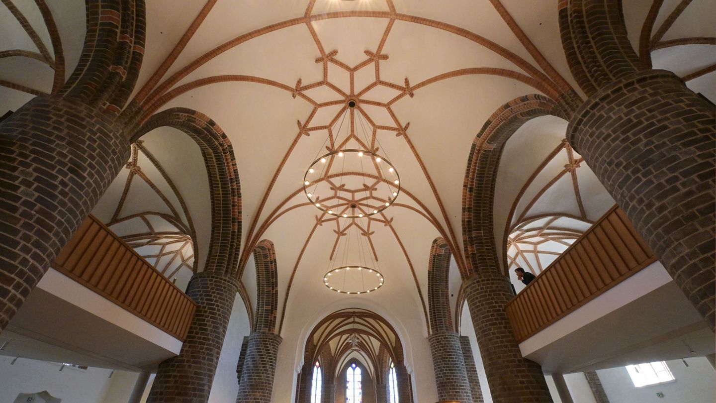 Mit einem Festgottesdienst ist die St. Marien-Andreas-Kirche in Rathenow nach einem jahrzehntelangen Wiederaufbau eingeweiht wor