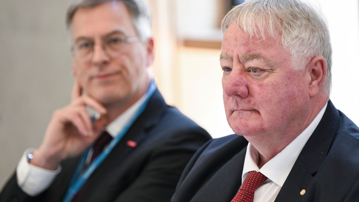 Handwerksvertreter Hochschild (rechts) ist gegen die Entlastungsprämie. (Archivbild) Foto: Jens Kalaene/dpa