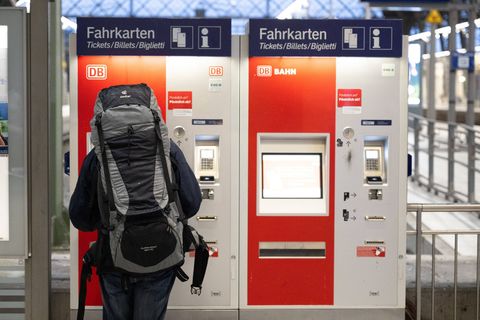 Bahnchefin Palla setzt ein Signal: Die Fahrpreise bleiben bis auf weiteres stabil. (Archivbild) Foto: Sebastian Kahnert/dpa