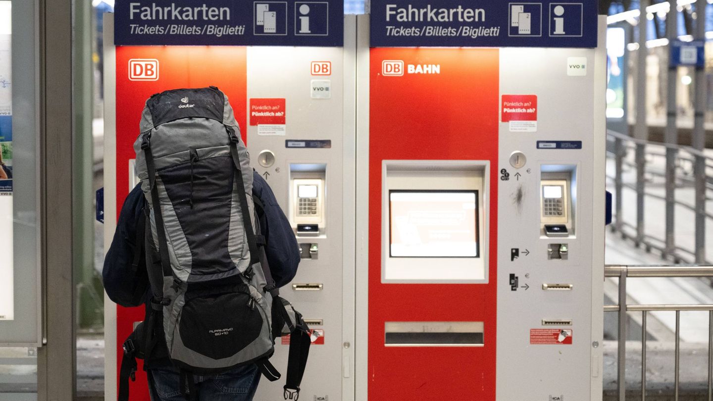 Bahnchefin Palla setzt ein Signal: Die Fahrpreise bleiben bis auf weiteres stabil. (Archivbild) Foto: Sebastian Kahnert/dpa