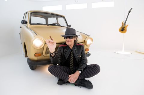Udo Lindenbergs goldener Trabi aus der "Panik City" wurde für 1.430 Euro versteigert. (Archivbild) Foto: Daniel Reinhardt/dpa
