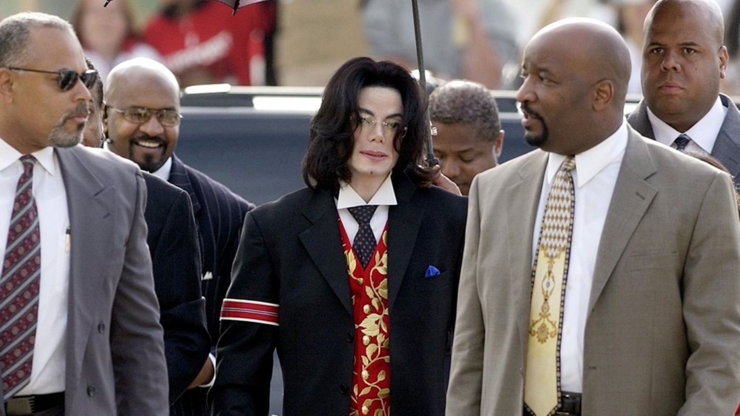 Michael Jackson mit Bodyguards und Anwälten vor dem Gerichtsgebäude.