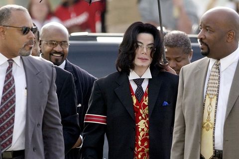 Michael Jackson mit Bodyguards und Anwälten vor dem Gerichtsgebäude.