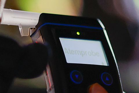 2,6 Promille zeigt ein Atemalkoholtest bei einem Lastwagenfahrer an. (Symbolbild) Foto: Heiko Becker/dpa