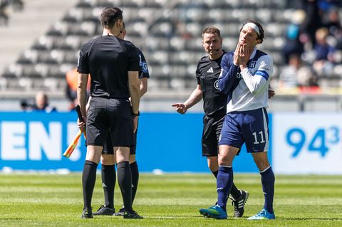 Hertha-Kapitän Fabian Reese spricht mit Schiedsrichter Robert Kampka. Foto: Andreas Gora/dpa