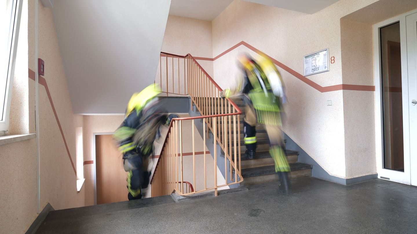 60 Feuerwehrleute rannte in Zweierteams das Hochhaus hinauf. Foto: Sebastian Willnow/dpa