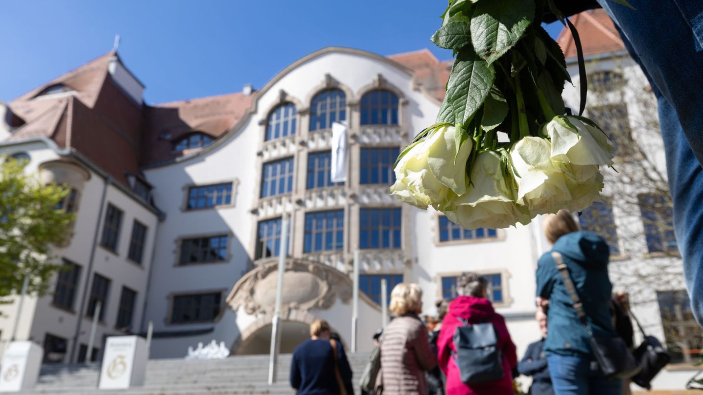 In Erfurt wurde der Opfer des Amoklaufs am Gutenberg-Gymnasium gedacht. Foto: Michael Reichel/dpa