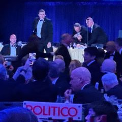 Donald Trump wird nach den Schüssen im Hilton-Hotel von seinen Sicherheitsleuten abgeschirmt