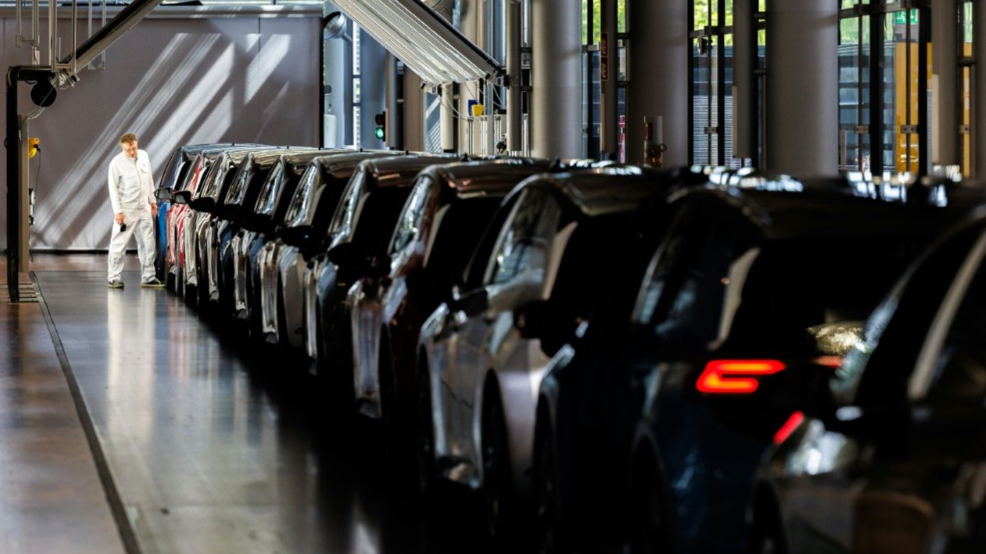 Fließband in Volkswagen-Fabrik in Dresden