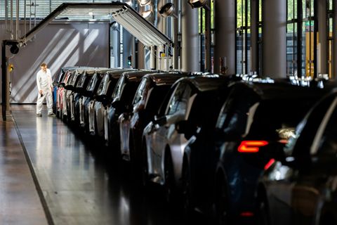 Fließband in Volkswagen-Fabrik in Dresden