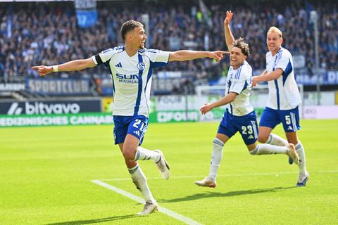 Schalke jubelt über das 3:2 in Paderborn. Foto: Swen Pförtner/dpa