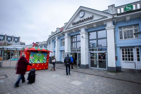 Am Rostocker Hauptbahnhof sind zwei Bahnmitarbeiter verletzt worden. (Archivbild) Foto: Jens Büttner/dpa