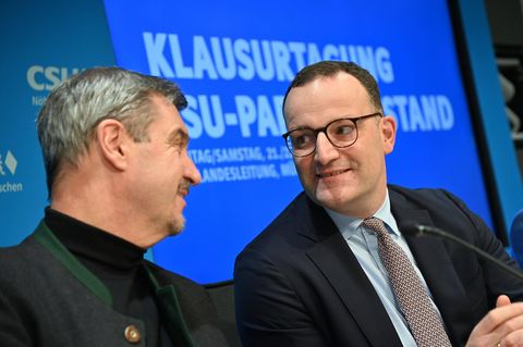 Markus Söder und Jens Spahn schauen sich an