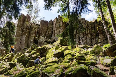 Beim Klettern an einer Steinwand in der Rhön stürzte ein 72-Jähriger ab. (Symbolbild) Foto: Frank Rumpenhorst/dpa