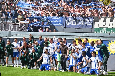 Zusammen mit den Fans feiern die Schalker in Paderborn. Foto: Swen Pförtner/dpa