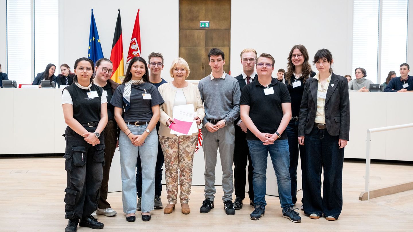 Beim ersten parlamentarischen Jugendforum im Brandenburger Landtag konnten Jugendliche und junge Erwachsene die politischen Ablä