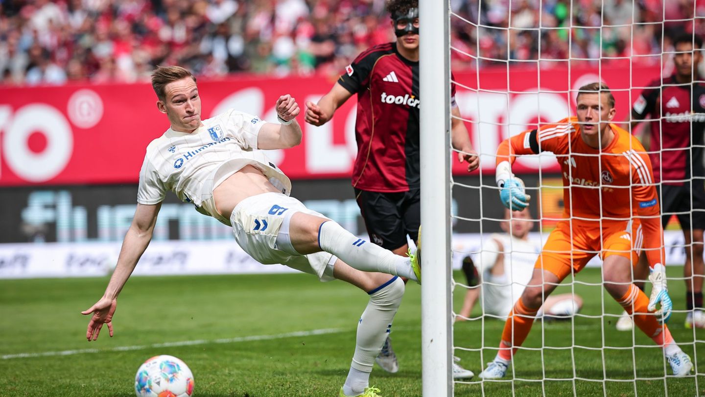 Maximilian Breunig (l) verpasste zweimal den Ball vor dem leeren Tor Foto: Daniel Karmann/dpa