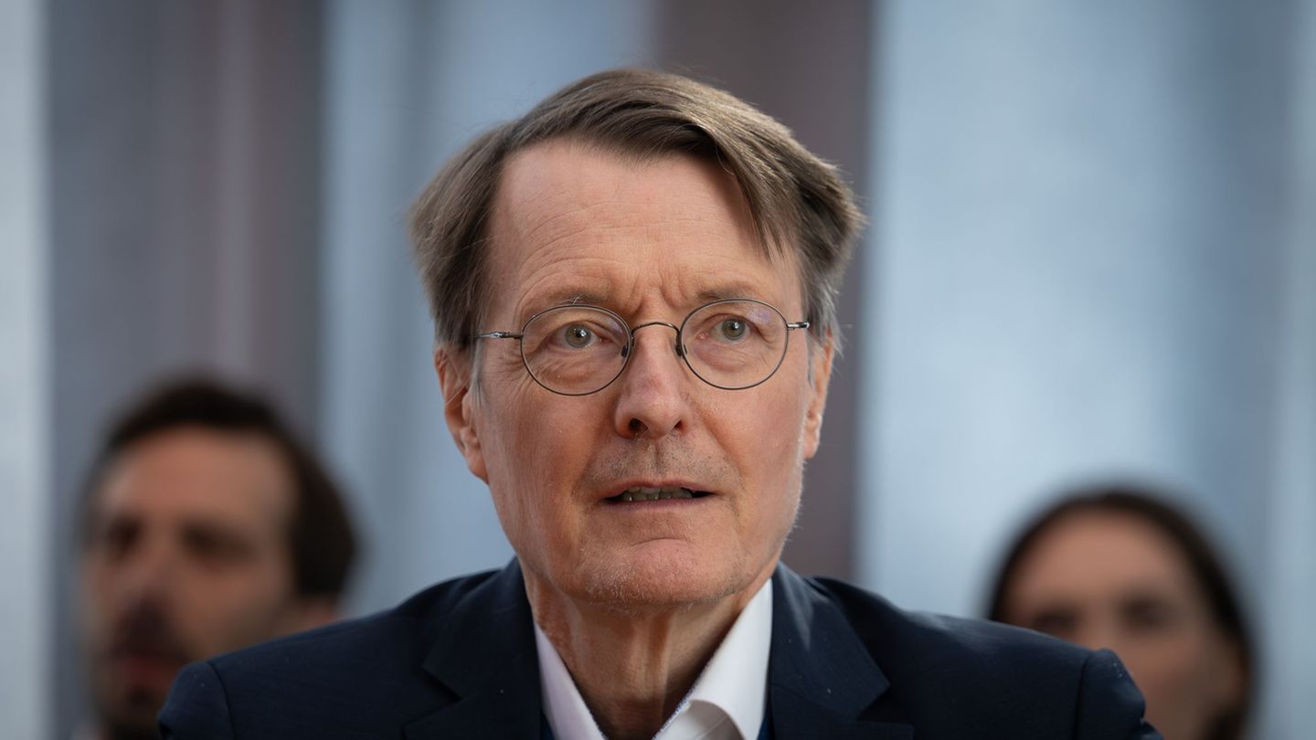 Der frühere Bundesgesundheitsminister Karl Lauterbach (63, SPD) hat keine Zeit fürs Fitnessstudio und hält sich daher mit Lieges