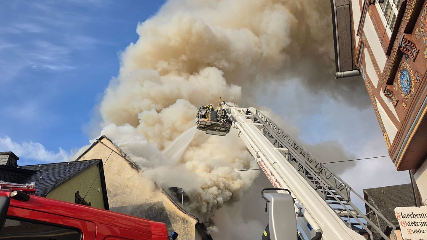 Bei dem Brand kam es zu einer starken Rauchentwicklung. Foto: Kevin Schößler/dpa