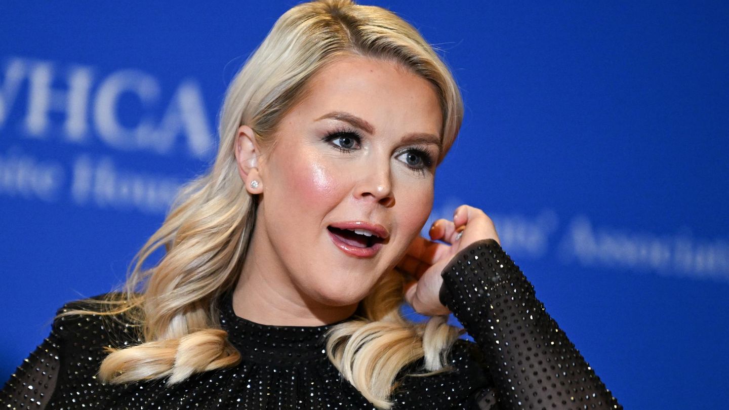 Donald Trumps Sprecherin Karoline Leavitt auf dem roten Teppich des White House Correspondents Dinner