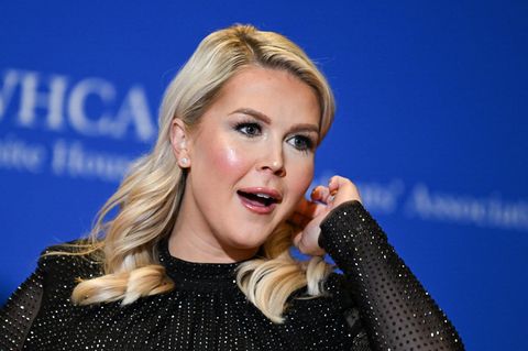 Donald Trumps Sprecherin Karoline Leavitt auf dem roten Teppich des White House Correspondents Dinner
