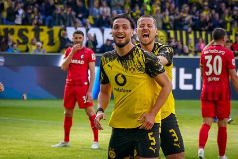 Ramy Bensebaini (vorne) und Teamkollege Waldemar Anton bejubeln einen Treffer für Borussia Dortmund gegen den SC Freiburg