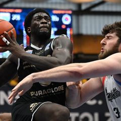 Khyri Thomas (links) war gegen Würzburg mit 22 Punkten erfolgreichster Werfer für den MBC. Foto: Hendrik Schmidt/dpa