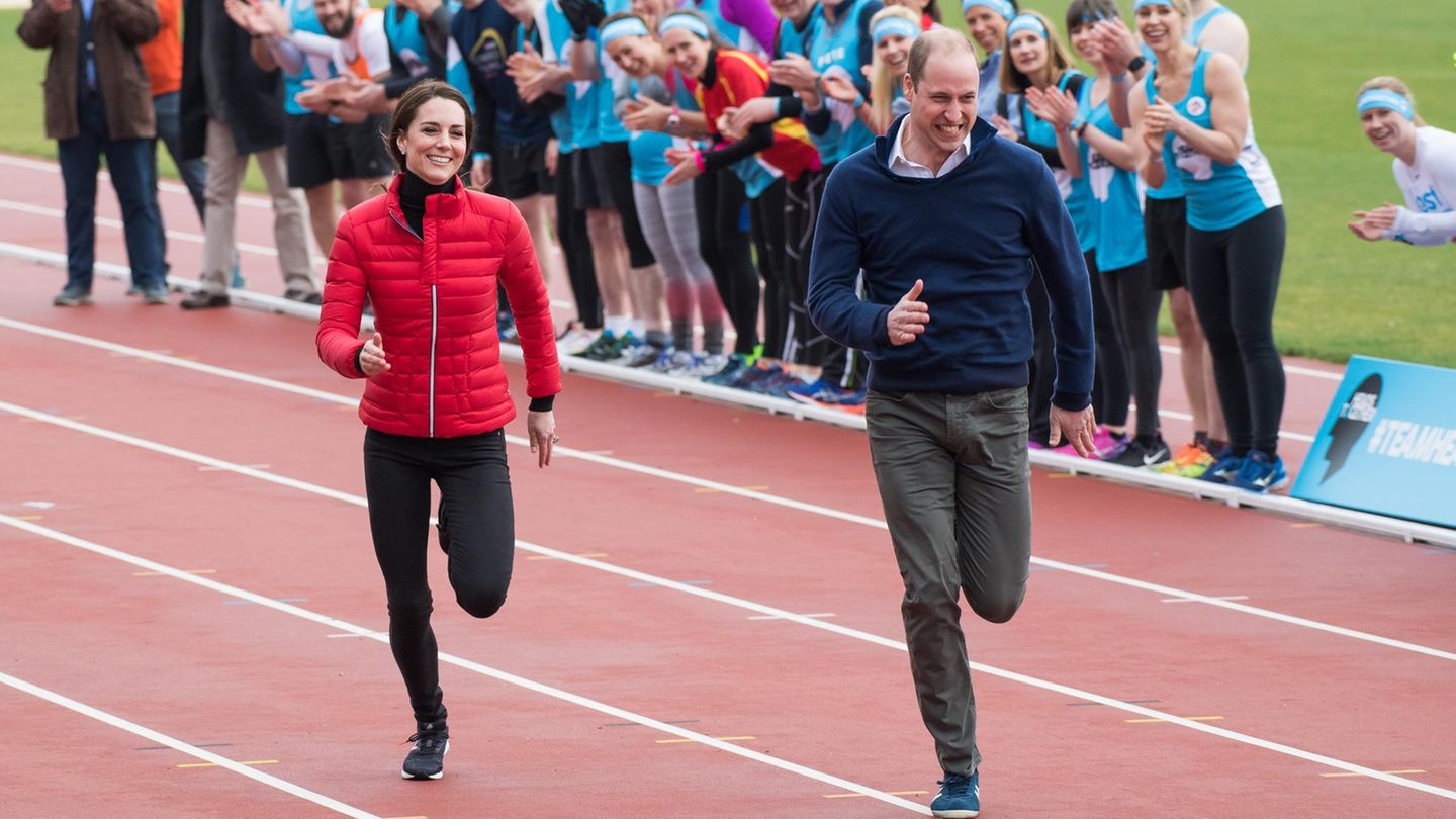 Kate und William laufen auf einer Tartanbahn um die Wette